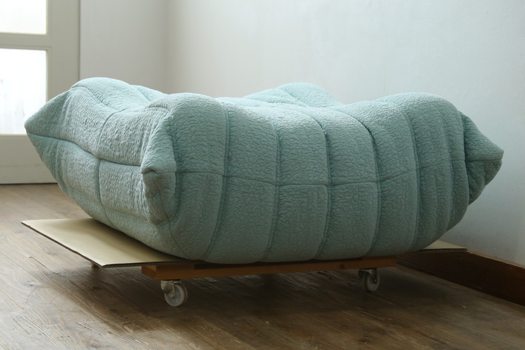 中古　美品　フランス　ligne roset(リーン・ロゼ)　ROSETTOGO(ロゼトーゴ)　淡いブルーとふっくらとしたフォルムが特徴的なパフ　(R-091213)