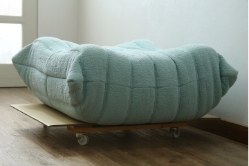 中古　美品　フランス　ligne roset(リーン・ロゼ)　ROSETTOGO(ロゼトーゴ)　淡いブルーとふっくらとしたフォルムが特徴的なパフ　(R-091213)