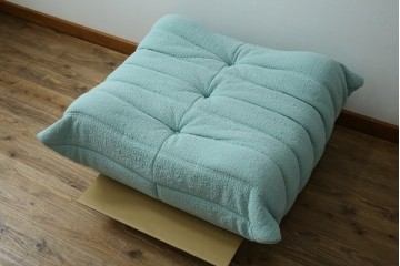 中古　美品　フランス　ligne roset(リーン・ロゼ)　ROSETTOGO(ロゼトーゴ)　淡いブルーとふっくらとしたフォルムが特徴的なパフ　(R-091213)