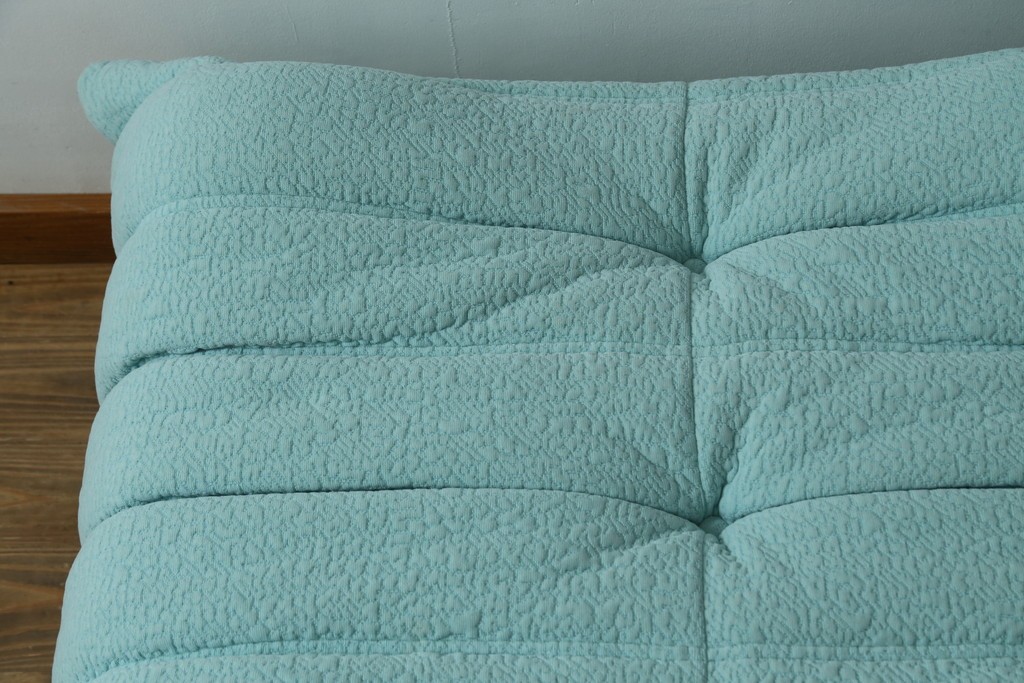 中古　美品　フランス　ligne roset(リーン・ロゼ)　ROSETTOGO(ロゼトーゴ)　淡いブルーとふっくらとしたフォルムが特徴的なパフ　(R-091213)