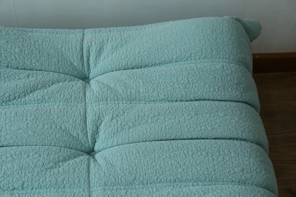 中古　美品　フランス　ligne roset(リーン・ロゼ)　ROSETTOGO(ロゼトーゴ)　淡いブルーとふっくらとしたフォルムが特徴的なパフ　(R-091213)