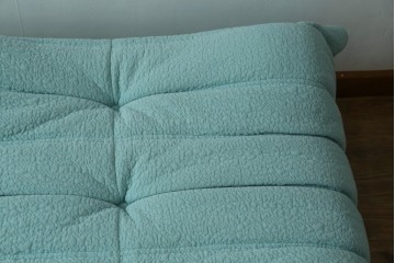 中古　美品　フランス　ligne roset(リーン・ロゼ)　ROSETTOGO(ロゼトーゴ)　淡いブルーとふっくらとしたフォルムが特徴的なパフ　(R-091213)