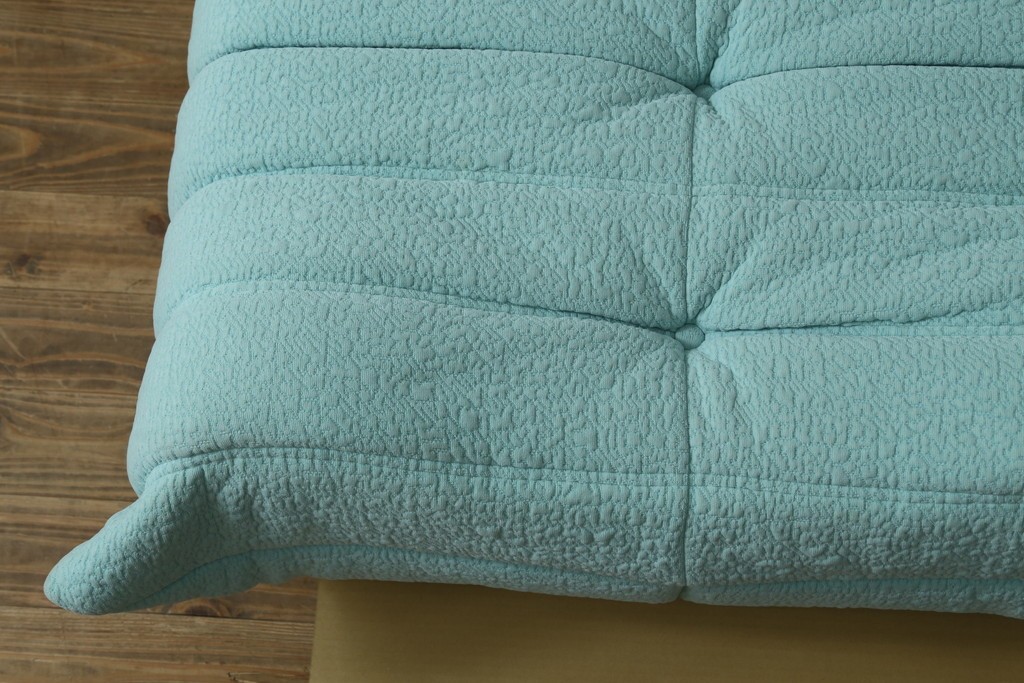 中古　美品　フランス　ligne roset(リーン・ロゼ)　ROSETTOGO(ロゼトーゴ)　淡いブルーとふっくらとしたフォルムが特徴的なパフ　(R-091213)