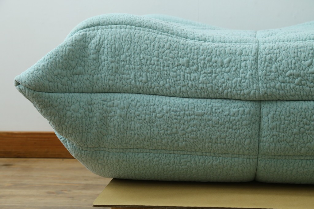中古　美品　フランス　ligne roset(リーン・ロゼ)　ROSETTOGO(ロゼトーゴ)　淡いブルーとふっくらとしたフォルムが特徴的なパフ　(R-091213)