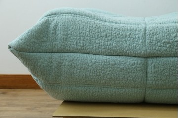 中古　美品　フランス　ligne roset(リーン・ロゼ)　ROSETTOGO(ロゼトーゴ)　淡いブルーとふっくらとしたフォルムが特徴的なパフ　(R-091213)