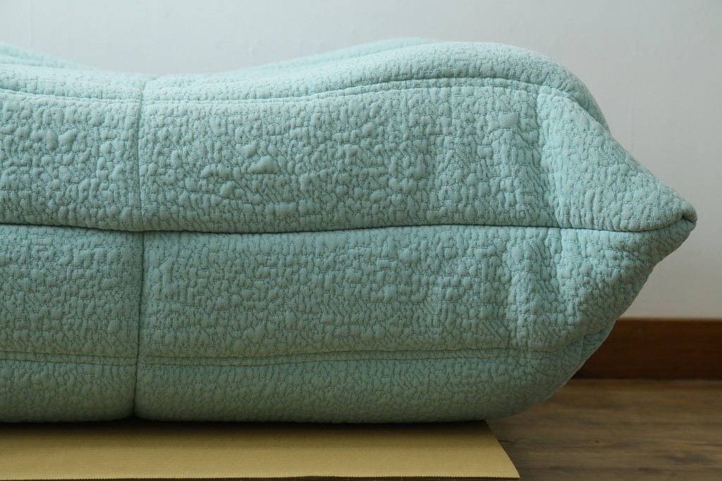 中古　美品　フランス　ligne roset(リーン・ロゼ)　ROSETTOGO(ロゼトーゴ)　淡いブルーとふっくらとしたフォルムが特徴的なパフ　(R-091213)