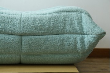 中古　美品　フランス　ligne roset(リーン・ロゼ)　ROSETTOGO(ロゼトーゴ)　淡いブルーとふっくらとしたフォルムが特徴的なパフ　(R-091213)
