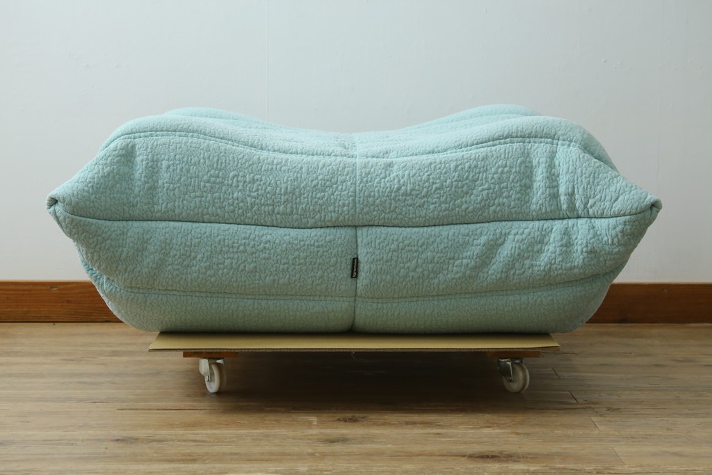 中古　美品　フランス　ligne roset(リーン・ロゼ)　ROSETTOGO(ロゼトーゴ)　淡いブルーとふっくらとしたフォルムが特徴的なパフ　(R-091213)