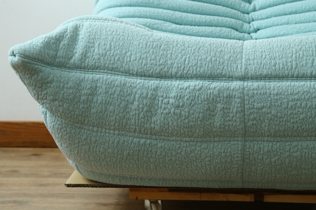 中古　美品　フランス　ligne roset(リーン・ロゼ)　ROSETTOGO(ロゼトーゴ)　ふっくらと包み込むようなフォルムが魅力の1人掛けソファ　(R-091214)