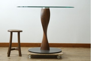 中古　美品　アクタス取り扱い　porada(ポラダ)　SPIN(スピン)　ガラス天板とらせん状の支柱がスタイリッシュなダイニングテーブル　定価約47万円　(R-091215)