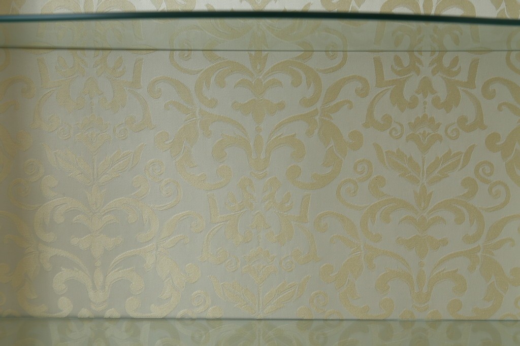 中古　美品　イタリア高級家具　SILIK(シリック)　ゴールド装飾が華やかなガラスキャビネット　定価約290万円　(R-091217)