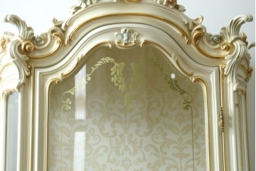 中古　美品　イタリア高級家具　SILIK(シリック)　ゴールド装飾が華やかなガラスキャビネット　定価約290万円　(R-091217)