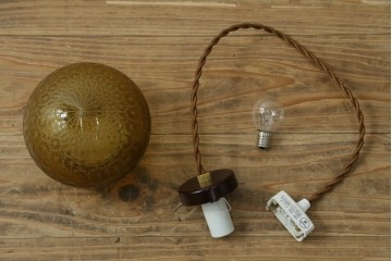 中古　琥珀色の球形シェードに繊細な麻の葉の切り子模様が広がるペンダントライト　※在庫43点あります　(R-091221)