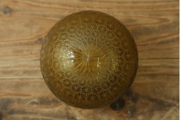 中古　琥珀色の球形シェードに繊細な麻の葉の切り子模様が広がるペンダントライト　※在庫43点あります　(R-091221)