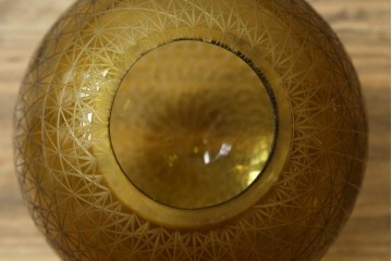 中古　琥珀色の球形シェードに繊細な麻の葉の切り子模様が広がるペンダントライト　※在庫43点あります　(R-091221)