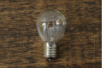 中古　琥珀色の球形シェードに繊細な麻の葉の切り子模様が広がるペンダントライト　※在庫43点あります　(R-091221)