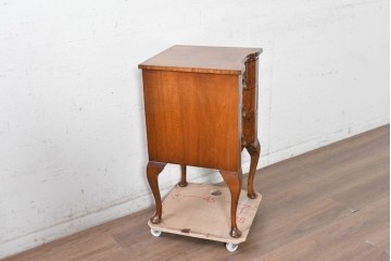 イギリスヴィンテージ　1960年頃　マホガニー材　パーケットリーが目を引くサイドチェスト　(R-091223)