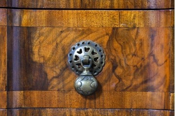 イギリスヴィンテージ　1960年頃　マホガニー材　パーケットリーが目を引くサイドチェスト　(R-091223)