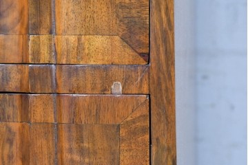 イギリスヴィンテージ　1960年頃　マホガニー材　パーケットリーが目を引くサイドチェスト　(R-091223)