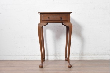 イギリスアンティーク　1940年から1950年頃　B. Maggs & Co(B. マッグス・アンド・カンパニー)　すらりとしたカブリオールレッグの引き出し付きサイドテーブル　(R-091224)