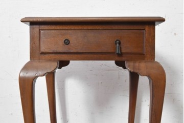 イギリスアンティーク　1940年から1950年頃　B. Maggs & Co(B. マッグス・アンド・カンパニー)　すらりとしたカブリオールレッグの引き出し付きサイドテーブル　(R-091224)