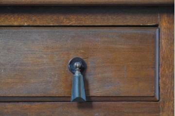 イギリスアンティーク　1940年から1950年頃　B. Maggs & Co(B. マッグス・アンド・カンパニー)　すらりとしたカブリオールレッグの引き出し付きサイドテーブル　(R-091224)