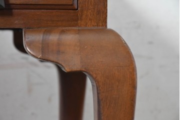 イギリスアンティーク　1940年から1950年頃　B. Maggs & Co(B. マッグス・アンド・カンパニー)　すらりとしたカブリオールレッグの引き出し付きサイドテーブル　(R-091224)