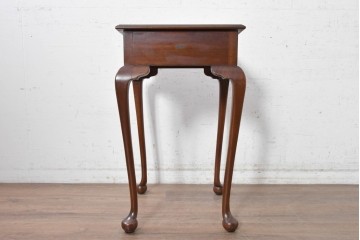 イギリスアンティーク　1940年から1950年頃　B. Maggs & Co(B. マッグス・アンド・カンパニー)　すらりとしたカブリオールレッグの引き出し付きサイドテーブル　(R-091224)