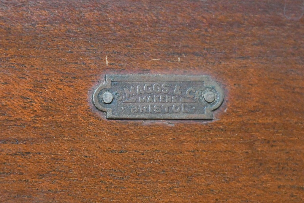 イギリスアンティーク　1940年から1950年頃　B. Maggs & Co(B. マッグス・アンド・カンパニー)　すらりとしたカブリオールレッグの引き出し付きサイドテーブル　(R-091224)