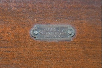 イギリスアンティーク　1940年から1950年頃　B. Maggs & Co(B. マッグス・アンド・カンパニー)　すらりとしたカブリオールレッグの引き出し付きサイドテーブル　(R-091224)