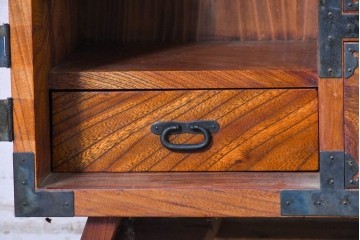 和製ヴィンテージ　昭和中期　三方欅(ケヤキ)材　職人手作り　手打ち金具が重厚さを添えるレトロな脚付き小箪笥　(R-091228)