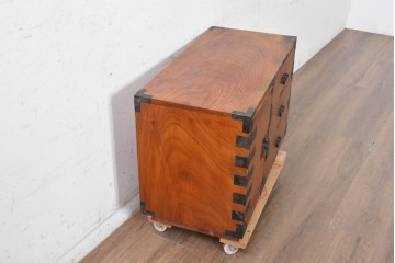 和製ヴィンテージ　昭和中期　三方欅(ケヤキ)材　職人手作り　手打ち金具が重厚さを添えるレトロな脚付き小箪笥　(R-091228)