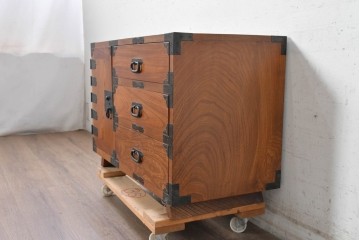 和製ヴィンテージ　昭和中期　三方欅(ケヤキ)材　職人手作り　手打ち金具が重厚さを添えるレトロな脚付き小箪笥　(R-091228)