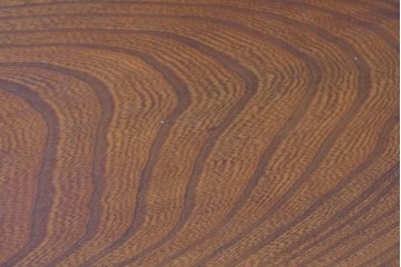 和製ヴィンテージ　昭和中期　三方欅(ケヤキ)材　職人手作り　手打ち金具が重厚さを添えるレトロな脚付き小箪笥　(R-091228)