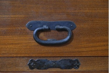 和製ヴィンテージ　昭和中期　三方欅(ケヤキ)材　職人手作り　手打ち金具が重厚さを添えるレトロな脚付き小箪笥　(R-091228)