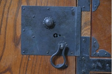 和製ヴィンテージ　昭和中期　三方欅(ケヤキ)材　職人手作り　手打ち金具が重厚さを添えるレトロな脚付き小箪笥　(R-091228)