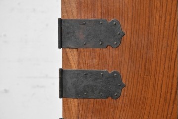 和製ヴィンテージ　昭和中期　三方欅(ケヤキ)材　職人手作り　手打ち金具が重厚さを添えるレトロな脚付き小箪笥　(R-091228)