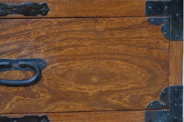 和製ヴィンテージ　昭和中期　三方欅(ケヤキ)材　職人手作り　手打ち金具が重厚さを添えるレトロな脚付き小箪笥　(R-091228)