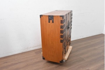 和製ヴィンテージ　三方欅材　手打ち金具　観音開きの重厚な帳場箪笥　(R-091229)