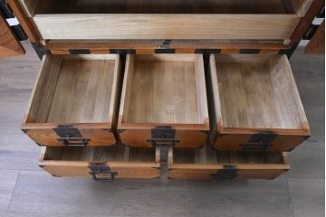 和製ヴィンテージ　三方欅材　手打ち金具　観音開きの重厚な帳場箪笥　(R-091229)
