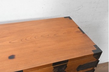 和製ヴィンテージ　三方欅材　手打ち金具　観音開きの重厚な帳場箪笥　(R-091229)