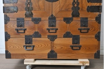 和製ヴィンテージ　三方欅材　手打ち金具　観音開きの重厚な帳場箪笥　(R-091229)