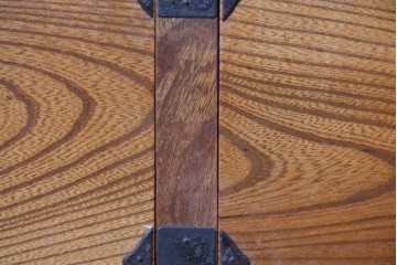和製ヴィンテージ　三方欅材　手打ち金具　観音開きの重厚な帳場箪笥　(R-091229)