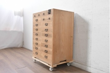 和製アンティーク　大正期　前面桐材　21杯の引き出しを備えた小箪笥　(R-091230)