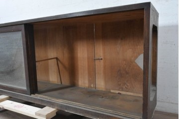 和製アンティーク　昭和初期　栓材　ワイドなガラス戸が印象的なローボード　(R-091238)