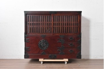 中古　岩谷堂箪笥　桜木作　みちのく飾り棚120　格子戸と重厚な飾り金具が映える茶箪笥　(R-091241)