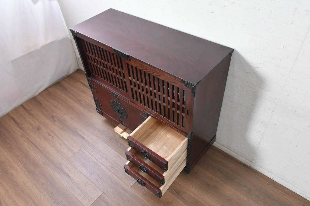 中古　岩谷堂箪笥　桜木作　みちのく飾り棚120　格子戸と重厚な飾り金具が映える茶箪笥　(R-091241)
