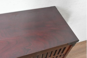 中古　岩谷堂箪笥　桜木作　みちのく飾り棚120　格子戸と重厚な飾り金具が映える茶箪笥　(R-091241)
