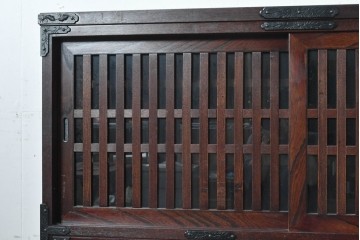中古　岩谷堂箪笥　桜木作　みちのく飾り棚120　格子戸と重厚な飾り金具が映える茶箪笥　(R-091241)