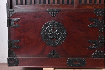 中古　岩谷堂箪笥　桜木作　みちのく飾り棚120　格子戸と重厚な飾り金具が映える茶箪笥　(R-091241)